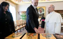 Рама со папата Лав во Ватикан