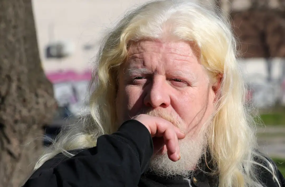 Бранка Д. НАЈДОВСКА  Неодамна, беше промовирана неговата нова збирка раскази „Егосурфер“, во издание на „Арс Либрис“, за која ќе рече: „Во моето творештво многу сакам да користам научна фантастика, киберпанк и магичен реализам. За мене нема ништо позабавно од мешањето на реалниот живот и документарноста и да ги раскажувам преку фантастиката.  Егосурфер е професија. Знам, звучи чудно. Но, во фантастиката, особено во киберпанкот, ништо не е чудно кога е навистина чудно. Во истоимениот расказ, по кој се нарече и целата збирка раскази, егосурфер е сосема обична, а во исто време крајно необична професија што ја извршува главниот лик. Почетен импулс или конкретна инспирација за оваа збирка немаше. Расказите во ‘Егосурфер’ не се пишувани одеднаш – ги создавав во текот на изминатите дваесет години, а сега почувствував дека им е време за објавување“.  Александар Русјаков (1977 година, Велес), досега ги има објавено поемата „Недовршена љубовна приказна“, збирката песни „Голтка восхит од солзите на вечноста“, збирката раскази „Ме сакаш ли под дождот?“, романите „Тринаесеттиот месец“, „Атена со пенис“, како и книгите „Курвински хроники“, „Албино трип“ и романот „Хотел меѓу две војни“, добитник е на наградата „Пегаз“ во 2021 година и на „Рациново признание“ во 2022 година. По повод стоте години од смртта на Франц Кафка, тој минатата година ја напиша и својата прва книга за деца – „Девојчето и куклата што патува“, во издание на „Либи“, инспирирана од познатата анегдота за девојчето кое тагувало по изгубената кукла.  Русјаков веќе со години е писател којшто го позиционира својот глас на границата меѓу модерната македонска литература и жанровските експерименти. Неговите книжевни дела привлекуваат интерес поради необичните претпоставки што ги „обработуваат“, неговото мешање на фантастиката со социјалните коментари, што редовно ги прави неговите книги предизвик за читателите. И не „провоцира“ само со прозата и поезијата... Автор е на филмски, ТВ-сценарија, краток документарен филм, пишува драмски текстови, колумни...  Колку свесно ги градите слоевите во книгите, а колку им дозволувате на ликовите сами да ве “изненадат”? -Искрено, јас сум писател кој не размислува и не обрнува внимание на креативните концепти и трансцедентните „напади“ на фантазијата. Но, ајде вака да одговорам: на ликовите, свесно им дозволувам, сами да ме „изненадат“, па зеднички ги „лупиме“ слоевите на приказната.  Дали пишувањето за вас е повеќе бегство или соочување? -Пишувам затоа што зборовите, стиховите, речениците, приказните и ликовите во нив ме напаѓаат и единствен начин да им побегнам е да ги исфрлам од себе. Колку филмската естетика ви влијае врз ритамот и структурата на романите? -Огромен број филмски ремек дела се адаптации на познати, помалку познати или непознати романи. Врз мојот живот филмот има силно влијание. Филмот ми е втора љубов после книжевноста. Тоа и го студирав. И што е најинтересно, неколку приказни кои најпрво сум ги замислил или напишал како сценарија, подоцна сум станал свесен дека подобро ќе функционираат како книжевност.  Што мора да почувствувате пред да почнете да пишувате нова приказна? -Не би знаел како точно да одговорам на ова прашање. Јас постојано, секој ден, во недела, за Нова година, на ден Великден, ако сум на одмор, не престанувам да пишувам. И секогаш пишувам по неколку приказни одеднаш. Паралелно. Оти тие, приказните, така ми доаѓаат. Потребата постојано да се создава е чувство на божествена возбуда, вознемиреност и радост, одеднаш.  Во делата често ви се чувствува немирот на современиот човек. Тој немир е личен или генерациски? -Во една од своите колумни, напишав: писателиот најудобно живее во неудобноста на стварноста.   Дали човекот бега повеќе од реалноста или од себе? -Човекот најчесто бега од вистината. Вистината вообичаено боли. Бега и од одговорноста. Затоа има милион оправдувања во кои нешто друго или некои други се виновни за неговата состојба. И додека бега од вистината и одговрноста, истовремено трча. Трча како споулавен објаснувајќи дека брза, дека му се брза, затоа што нема време за чекање, а времето е пари. И така современиот човек наликува на комбинација на мува без глава и слепа кучка која слепи кучиња раѓа.  Колку дигиталниот свет ја менува природата на идентитетот?  -Светот се менува секојдневно. Новите технологии речиси и да не можат да се следат. Секој ден некој вади нова „парна машина“ што нè изненадува, шокира, згрозува, радува – зависно кој како гледа на промените. Ама човекот е ист. Неговата суштина е иста како онаа на Адам и Ева, откако се полакомиле по забранетиот плод и биле протерани од градината.  Колку е тешко денес да се биде искрен автор без да се прилагодуваш на пазарот? -Не знам. Можеби е тешко. Јас искрено не се прилагодувам на пазарот. Ниту, пак знам што бара книжевниот пазар. Забранети плодови? Производи во калапи? Воук-краставици или тикви со расол за политички коректни приказни? Појма немам. Не ме интересира. И онака малку луѓе на планетава одат на пазарот на книжевноста и ја „купуваат“ убавината што ќе го спаси светот, за тебе љубов моја! Жими, Превер!  Што е поголем ризик: да се експериментира или да се повторуваш? -Некои експериментираат, некои се повторуваат. Едни се повторуваат во своите експерименти, други експериментираат со стереотипи. Нема правила. Никогаш не сум размислувал дали треба да следам трендови и текови, правила или жанрови. Пишувам така како што диктира она што сака да излезе од мене. Еден мој пријател, откако ги прочита сите мои книги, ми посочи дека му изгледа како секоја книга да ја напишал друг писател. Тоа ми се допаѓа.  Вашите колумни често отвораат чувствителни општествени теми. Дали писателот треба да биде гласен критичар или дистанциран набљудувач? -Никому не се мешам, никој не сакам да ми се меша. Секој со својот став, страв, слобода или автоцензура. Јас одлучив дистанцирано да набљудувам и тоа што го забележувам, гласно да го кажувам.  Колку е денес тешко да се остане независен автор во културен и медиумски простор што сè повеќе се води од алгоритми и трендови? -Денес сите претендираат да се наречат независни. Не знам од каде таа потреба. Зависните од интернет, социјални мрежи, политика, политички партии, пари, моќ, кафе и цигари, алкохол, дрога или антидепресиви, мажи, жени, шопинг, тренинзи, храна, вегетаријанство, инфлуенсерство, поткасти, АИ, секс, озборување и уште куп други зависности – многу сакаат да нагласат колку се независни. Нема такви. Дури и оние кои нон - стоп го повторуваат истото, зависни се од својата потреба да објаснуваат колку се независни. Авторите се зависни од својата инспирација, фантазија, компјутер, издавачи, потреба за слава, желба за автентичност, оригиналност – и да не набројувам. Поентата  е да се твори. Искрено. Од срце. Како што ти доаѓа. Алгоритам или тренд, неважно – на крајот времето, преку публиката, проценува.  Дали книжевната сцена во земјава нуди доволно простор за експеримент и жанровска хибридност? -Во Македонија, како и секаде во светот,  малкумина не можат да си го замислат животот без книжевност. Оние што љубат да читаат, прифаќаат и книжевни експерименти и жанровска хибридност. Македонија има нова генерација писатели и меѓу нив, исклучително квалитетни. Но, проблемот на „малите јазици“ не дозволува македонските автори да доживеат светска популарност, иако, малкумина се такви во светот кои се сметаат за навистина славни автори. Книжевноста е далеку помалку конзумирана од филм и музика.  Кога започнувате нов роман, тргнувате од идеја, лик или атмосфера? -Тргнувам од потреба. Потреба да го исфрлам светот што се изградил во мене, од идеја, преку суштина, до ликови и целосна приказна. А овие светови постојано се креваат низ мене, паралелно, едноподруго, незапирливо. Во животот се плашам само од две нешта: од Бога и од фактот дека нема да стигнам да го напишам сè она што се раѓа во мене.  Што ве инспирира повеќе: личните искуства или колективните трауми на општеството? -Сè. И личните искуства и фрустрации. И туѓите приказни, љубов и предрасуди. И колективните трауми на општеството и човештвото. И малите едноставни детали. И простите мигови кои создаваат комплексни вселени.  По сите жанровски искуства што ги имате, постои ли тема до која сè уште не сте се осмелиле да ја допрете? -Постојат опасни теми. Напишав роман за промената на името. Се вика „Секс, дрога и Пут-ин Беј“. Сè уште не е објавен. Ќе има многу вознемиреност околу сето тоа. Пишувам и роман за нашите тајни служби. Се вика „Боуви“. Го опфаќа времето од 1968 година кога е излезен неговиот прв албум, до неговата смрт, 2016 година. Знам дека за сите овие години често пати сум бил прислушуван. Тие мене ми се пикале во интима, јас ќе ја фантазирам нивната. Опасно, нели? Ми се мота нешто низ глава кое има работен наслов „Сафари во Сараево“. Инспирирано од најновите морбидни факти кои излегоа на оваа тема. Не, нема нешто што се плашам да го пишувам. Посилно е од мене.  Кое прашање никој досега не ви го поставил, а би сакале да ви го постават? -Која е смислата на животот? Еве да го дадам веднаш и одговорот. 42. Жими, Даглас Адамс!   Фото:  Легенда: Расказите од „Егосурфер“ имаат потенцијал за филм, серија или видеоигра. Еден од нив веќе е екранизиран – режисерот Игор Алексов го сними краткиот филм „Сонот за крвта и душата“, според расказот „Крвта и душата“