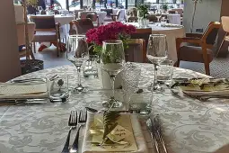 ресторан Американското здружение на ресторани побара од Белата куќа и Конгресот пакет помош во висина од 455 милијарди долари бидејќи секторот може да ги изгуби речиси половина од вработените и најмал