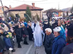 Без традиционалното василичарско оро, со едно минутно молчење во центарот на Вевчани, вевчанци ја одржаа скоро 15 вековната традиција на познатиот Вевански карневал, кој годинава поради траге