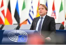 Eвропскиот комесар за проширување и добрососедски односи Оливер Вархеји, денеска пред Европскиот парламент изјави дека очекува да се намалат тензиите меѓу Софија и Скопје кои кулминираа на 4 