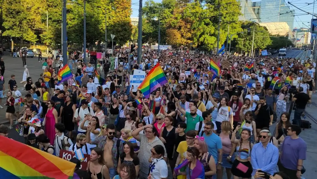 Во Белград со Парада на гордоста борците за правата на ЛГБТ плус заедницата денеска шетаа низ централните улици на Белград, под слоганот „Не сме ни блиску“, со кој нагласија дека ЛГБТ плус за