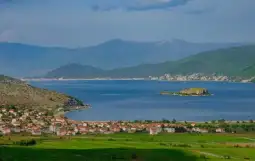 Во општина Пустец, Мала Преспа, населена 100 отсто со Македонци, како и во останатите 60 општини во Албанија, утре жителите избираат нова локална власт. Во трката за градоначалничката функциј