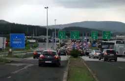 Граничниот премин Богородица од денеска официјално е отворен само за транзит  на странци со што е забележано поголемо присуство на возила кои без проблем ја минуваат нашата граница, но се вра