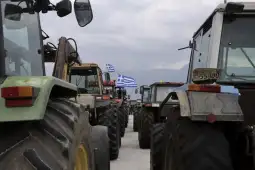 Во периодот од 12 до 16 и од 18 до 22 часот по локално време се очекува и денеска грчките земјоделци да го блокираат граничниот премин Евзони за влез и излез од Грција кон нашата земја, со шт