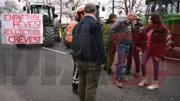 Белгиските земјоделци денеска продолжија со блокада на неколку локации и патни правци во земјата, вклучително и на плоштадот Меус во центарот на Брисел, недалеку во зградата на Европскиот пар
