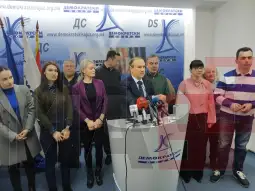 Врз основа на целокупната анализа на денешните седници на претседателството на Деморкатски сојуз и Централниот совет, партијата одлучи да не ја поддржи реконструкцијата на Владата и нема да б