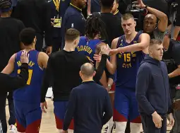 Денвер нагетс ноќеска ги совлада Лос Анџелес лејкерс во првиот натпревар од финалето на Западната конференција на НБА со 132:126.