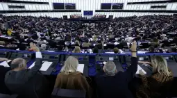 ЕП Европски парламент ЕПА Европратениците претпладнево ќе гласаат за извештајот за Србија, кој по гласањето ќе има форма на резолуција, што не е правно обврзувачка.