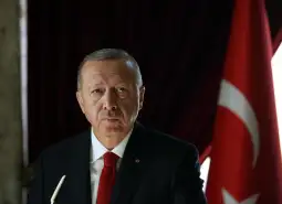 Турскиот претседател Реџеп Тајип Ердоган денеска изјави дека околу 250.000 луѓе бегаат од северозападниот сириски регион Идлиб кон Турција, додавајќи дека Анкара се обидува да ги спречи да ја