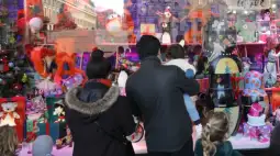 Многу француски семејства годинава ќе се откажат од традицијата под Божиќната елка да остават &nbsp;подароци, поради недостаток на средства, јави дописникот на МИА.