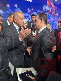 Претседателот на Република Турција, Реџеп Таип Ердоган денеска им додели медал на македонските спасувачи кои учествуваа во потрагата и спасувањето на настраданите од катастрофалниот земјотрес