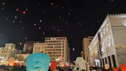 Илјадници граѓани, преку хартиени фенери ги испратија нивните желби за Новата година на традиционалната манифестација „Ноќ на желбите“ организирана од општина Атина, создавајќи магична атмосф
