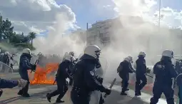 Инциденти со молотови коктели, солзавец и шок бомби се случија во центарот на Атина пред грчкиот Парламентот за време на протестот на студентите против законот за приватните факултети, јави д