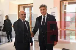 Премиерот Димитар Ковачевски одржа билатерална средба со хрватскиот премиер Андреј Пленковиќ во Прага во рамки на првата средба на Европската политичка заедница.  На средбата, како што соопшт