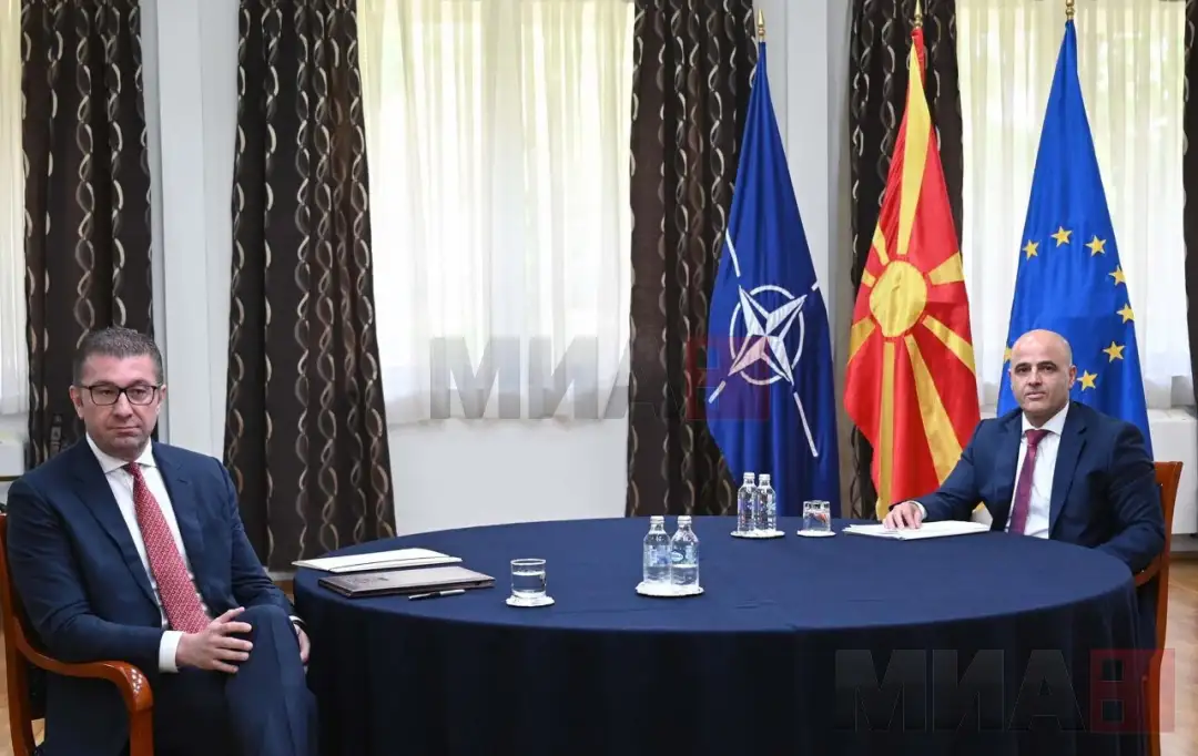 Премиерот Димитар Ковачевски во однос на ставовите изнесени од лидерот на опозициската ВМРО-ДПМНЕ Христијан Мицкоски по нивната средба изјави дека сите тие прашања не задираат во прашањето за