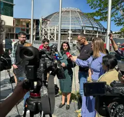 Министерката за култура Бисера Костадиновска-Стојчевска денеска за време на посетата на Универзалната сала каде што претпладнево избувна пожар, изјави дека нема жртви, направена е само матери