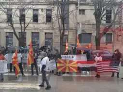 Протест пред општина