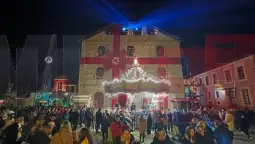 Божиќен парк Трикала МИА Дописничката на МИА од Атина го посети грчкиот град Трикала, во срцето на Тесалија, град што за време на празниците, со најголемиот божиќен парк во Грција - „Мелница на џуџињата на Дедо Мраз“