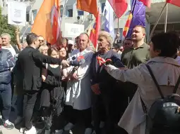 Përfaqësuesit e Sindikatës së Shëndetësisë të cilët u mblodhën sot në protestë para Ministrisë së Shëndetësisë do të priten në takim me ministrin e shëndetësisë Ilir Demiri.