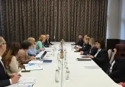 Министрите Јаневска и Андоновски на средба со еврокомесарката Захариева: Македонија се фокусира на науката и иновации и добива зголемена поддршка од програмите на ЕУ Вложувањата во науката и иновациите, примената на вештачката интелигенција за научно – истражувачки цели и можностите за зголемување на европската поддршка за Македонија, беа темите за кои се