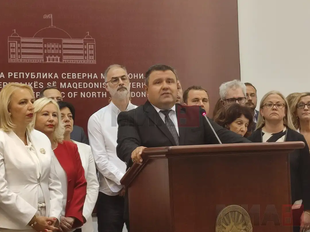 Во Собранието нема двотретинско мнозинство за уставни измени, нема 80 пратеници, надвор од Собранието над 80 проценти од народот се противи на уставни измени под бугарски диктат. Уставни изме