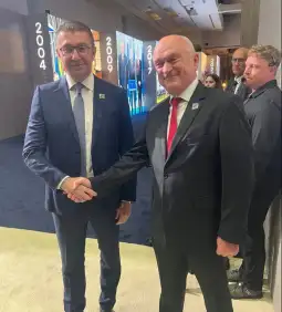 Премиерот Христијан Мицкоски на Фејсбук објабви дека на маргините на официјалната фотосесија на лидерите на влади и шефови на држави на НАТО самитот во Вашингтон остварил кус разговор со прем
