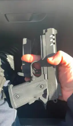 протест атина темпи пиштол