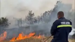 Zjarri mbi fshatin Selcë të Shtipit është aktiv. Në terren janë ekipet e Njësisë Territoriale të Zjarrfikjes, pjesëtarë të Armatës dhe Policisë, ndërsa për momentin fshati dhe shtëpitë nuk ja