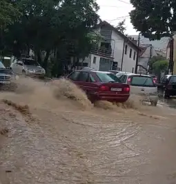Në Manastir pasditen e sotme reshjet e dendura të shiut kanë përmbytur pjesë të qytetit, kanë shkaktuar ndërprerje të qarkullimit në disa rrugë, ndërsa ka edhe bodrume dhe shtëpi të vërshuara