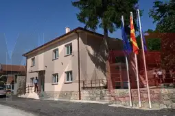 Според пријавеното, пожарот настанал веднаш откако полициските службеници го паркирале возилото. Пожарот бил изгаснат од полициските службеници, а повредени лица нема, соопшти полицијата