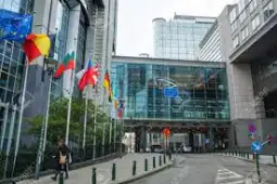 Европски парламент Претседателот на Европскиот парламент, Давид Сасоли, преку формално писмо соопшти дека во наредните три недели институцијата ќе работи забавено во обид да се намали ширењето на Ковид-19.