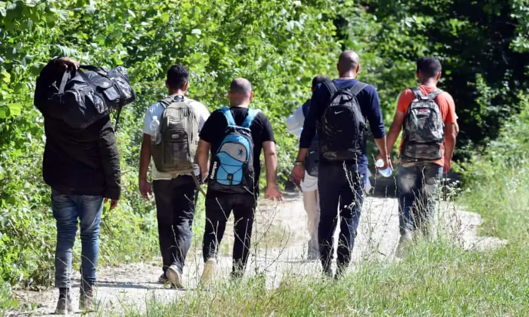 Вкупно 25 мигранти се пронајдени рано утринава во четири часот во три патнички возила на автопатот Велес-Скопје, после пунктот на „Македонија пат“. 
