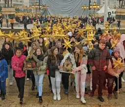 Во Скопје оваа година поворките ќе започнат од пред Музеј на Град Скопје, со движење низ ул.„Македонија“, а ќе завршат на Плоштадот во Скопје, каде ќе се одржи голем концерт.