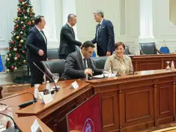 (НЕ ПИПАЈ) Потпишан Договорот за заем со ЕБРД вреден 20,9 милиони евра - ќе се набавуваат електрични локомотиви за ЖРСМ Транспорт Договор за заем меѓу МЖ Транспорт и Европската банка за обнова и развој (ЕБОР) во износ од 20,9 милиони евра е потпишан денеска во Владата. Со заемот ќе се набавуваат електрични локомотиви со