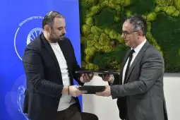 Министерството за здравство (МЗ) и Град Скопје го потпишаа Договорот за изградба на паркинзи во рамки на Клиничкиот центар „Мајка Тереза“. Договорот е на 15 години, со 10 отсто закупнина од в