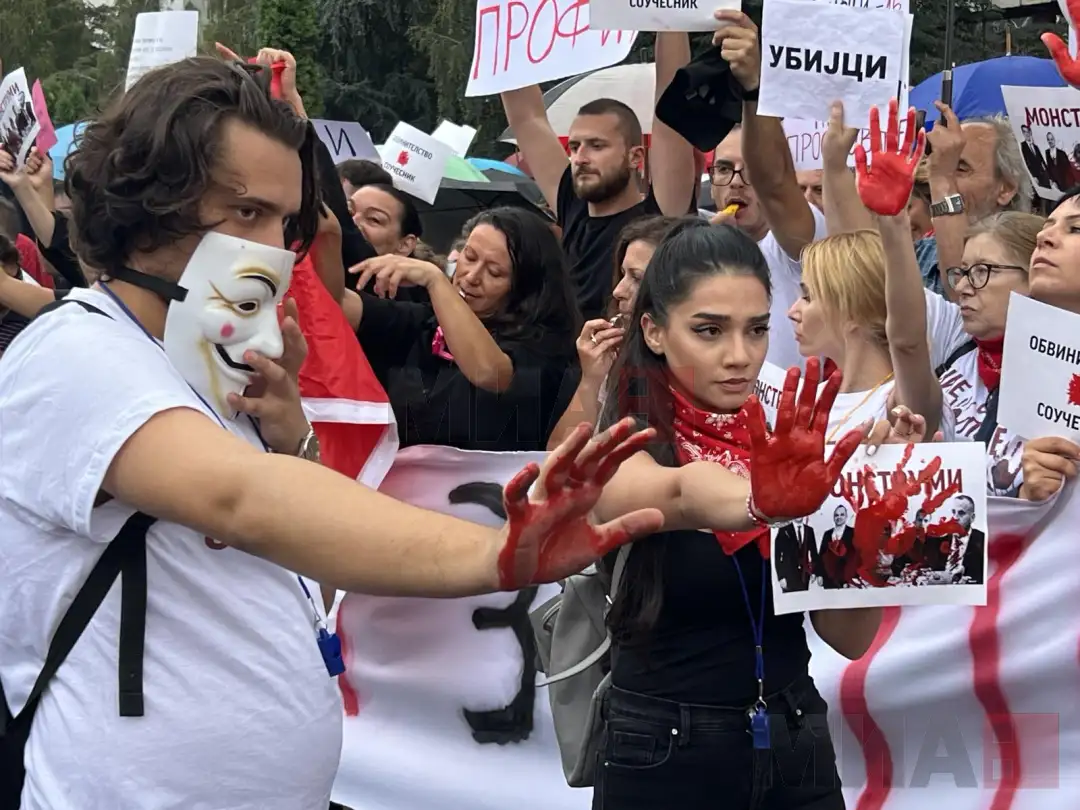 Para Qeverisë së Republikës së Maqedonisë së Veriut filloi protesta e qytetarëve të cilët shprehin revoltën e tyre për zhvillimet në Klinikën e Onkologjisë. Me pankarta 