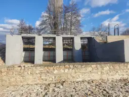 Сатеска Дебрца Градоначалникот на Општина Дебрца, Зоран Ногачески, појасни дека дел од активностите на терен се веќе завршени, а останатите се во завршна фаза, кога станува збор за трасата во рамки на Општи