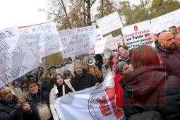 Citizens of Shuto Orizari municipality, high school and university students held a protest on Friday in front of the offices of the City of Skopje, expressing dissatisfaction from the state o