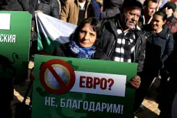 Бугарија евро протест Полицијата соопшти дека во немирите се уапсени шест лица, а десет полицајци се повредени.