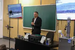 мираковски држи предавање