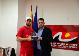 Директорот на Агенцијата за млади и спорт (АМС), Наумче Мојсовски, денес организираше прием за македонскиот кикбоксер, Бобан Илиевски, кој неодамна се закити со златниот медал на Светското пр