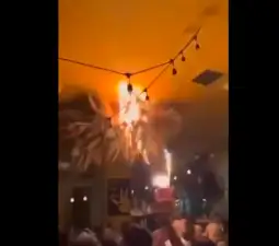 Шест лица беа полесно повредени во пожарот што синоќа избувна во кафуле во центарот на Атина, а беше предизвикан од свеќи на роденденска торта, кои ги запалија новогодишните украси, јави допи