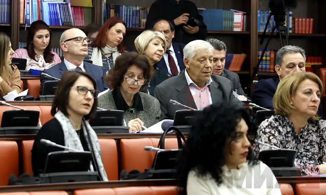 Републичкото Собрание денеска ги демантираше тврдењата на професорката Гордана Силјановска Давкова, која обвини дека за време на јавната расправа на тема „Јавното обвинителство како ефикасен 