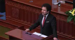 Собраниската седница за избор на новата влада продолжува утре. Во попладнeвниот дел од собраниската дебата пратеникот Бобан Карапејовски од Движењето ЗНАМ - За наша Македонија порача дека изб