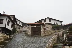 Македонско село Директорот на Службата за општи и заеднички работи (СОЗР), Ивица Томовски, денеска ја потпиша одлуката за концесионер на комплексот, кој е избран на законски и транспарентен начин, по пат на