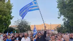 Со грчки знамиња, крстови, икони, темјан, но и со говори, стотици Грци, организирани преку социјалните мрежи, вечерва одржаа мирен протест во центарот на Атина против новите биометриски лични