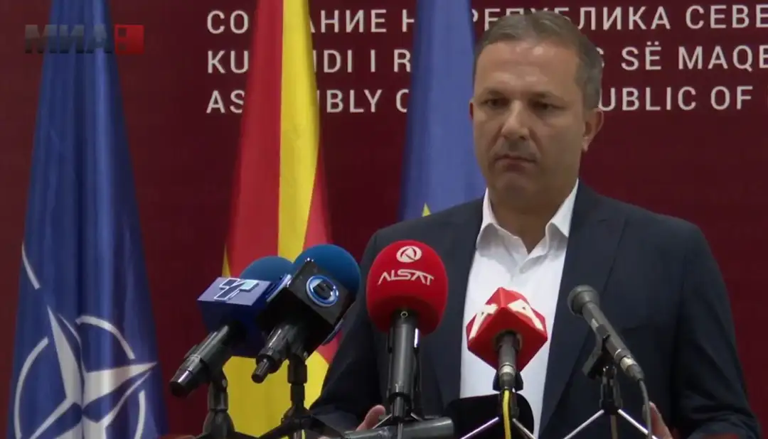 - Deputeti i LSDM-së, Oliver Spasovski në një deklaratë për mediat në Kuvend për ndryshimet ligjore për riorganizimin e ministrive, theksoi se nuk mundet të jepet mbështetje ose mosmbështetje