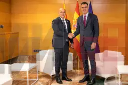 На маргините на Самитот на Европската политичка заедница, премиерот Димитар Ковачевски оствари билатерална средба со домаќинот на Самитот, шпанскиот премиер Педро Санчез, при што разменија ми