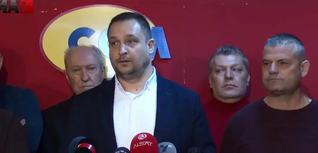 Сојузот на синдикати на Македонија бараат оставка од судиите Шпенд Деваја, Наке Георгиев, Исамедин Лимани од Врховниот суд кои ја донеле пресудата за одземање на имотот на Синдикатот.  Докол